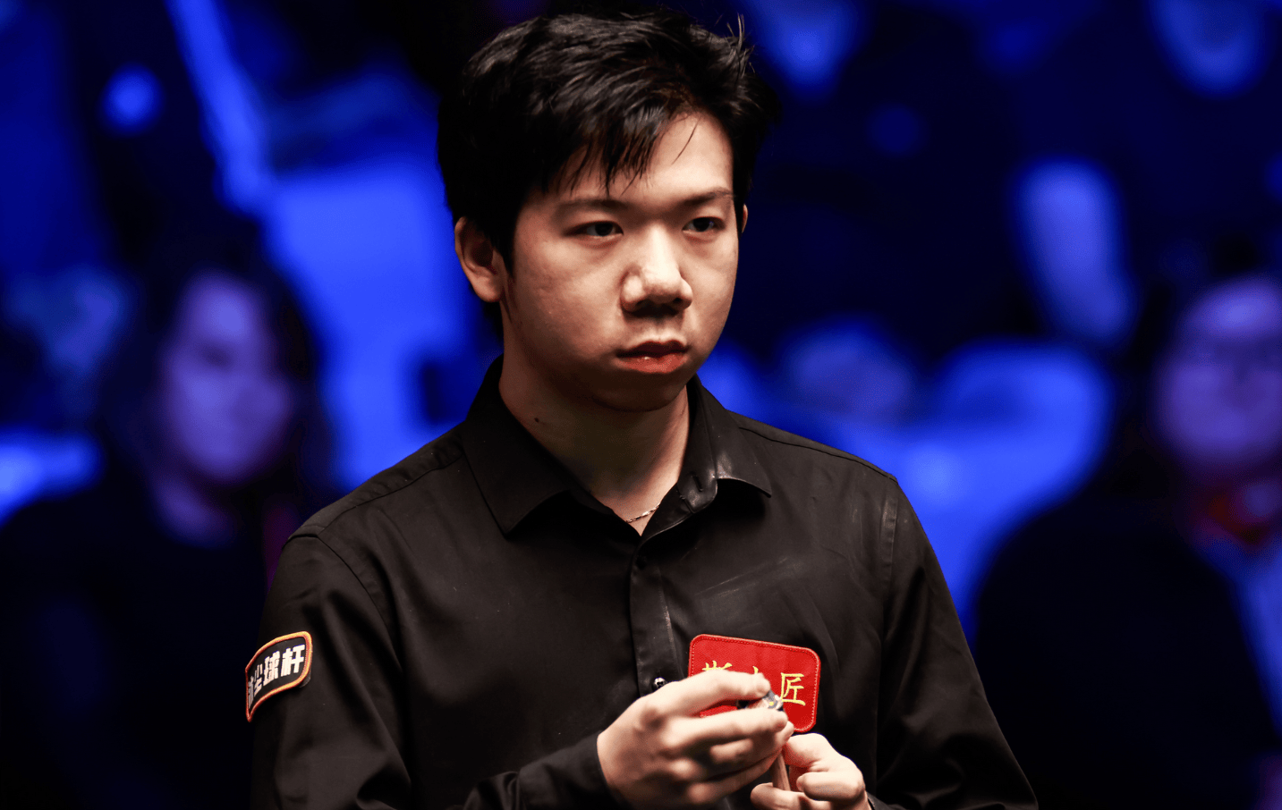 他贴着岩壁 他贴着岩壁